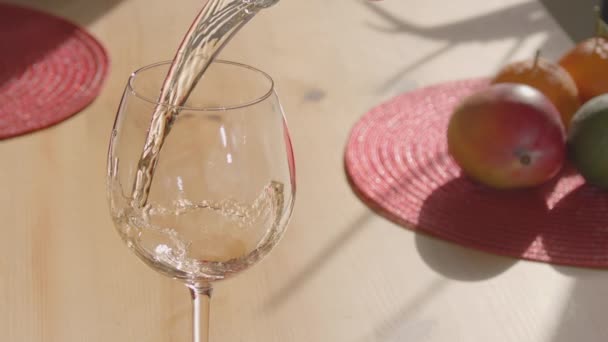 Verser Vin Blanc Dans Verre Table Manger Arrière Plan — Video