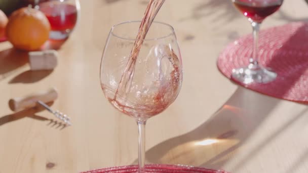 Наливаємо Червоне Вино Склянку Обідній Стіл Задньому Плані — стокове відео