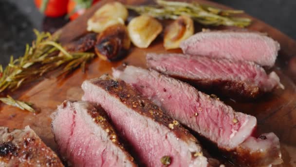 Auf Dem Holzbrett Wurden Heiße Ribeye Steaks Serviert Mittlere Steakscheiben — Stockvideo