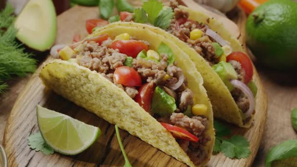 Två Kött Tacos Träskiva Omgiven Färska Örter Och Grönsaker Traditionell Videoklipp