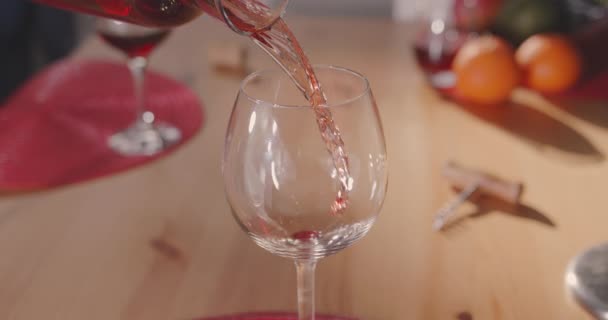 Verser Vin Rouge Dans Verre Table Manger Arrière Plan — Video