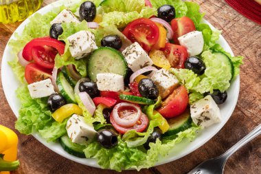Tahta masadaki Yunan salatası servis edildi ve yenmeye hazır..