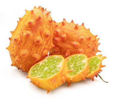 Beyaz arka planda izole edilmiş kiwano dilimli Kiwano meyvesi. 