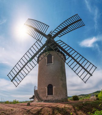 Romanche yakınlarındaki ünlü Fransız kırmızı şarabının adı geçen yel değirmeni.. 