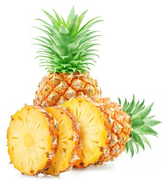 Beyaz arka planda izole edilmiş olgun ananas ve ananas dilimleri. Dosya kırpma yolu içeriyor.