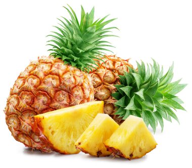 Beyaz arka planda izole edilmiş olgun ananas ve ananas dilimleri. Dosya kırpma yolu içeriyor.