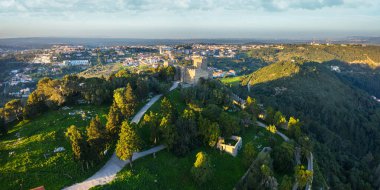 Portekiz 'in Setubal bölgesindeki ulusal anıt Sesimbra Kalesi' ne insansız hava aracı görüntüsü.