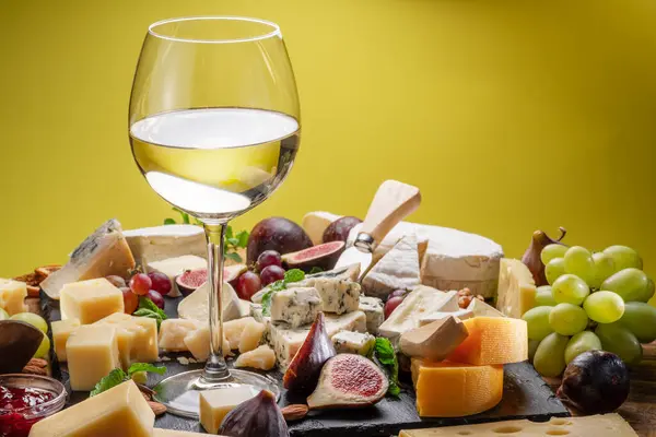 Szklanka Białego Wina Różnymi Plasterkami Serów Owocami Miętą Orzechami Nożami — Zdjęcie stockowe