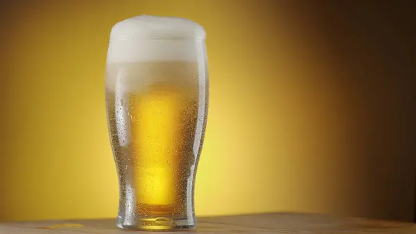 Bicchiere Birra Refrigerata Con Grande Testa Schiuma Isolata Sfondo Giallo Foto Stock