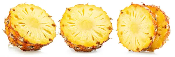 成熟的菠萝和菠萝片在白色背景上隔离 文件包含裁剪路径 图库图片