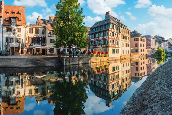 法国小城 斯特拉斯堡最风景如画的地区 反映在病态河道中的房子 免版税图库照片