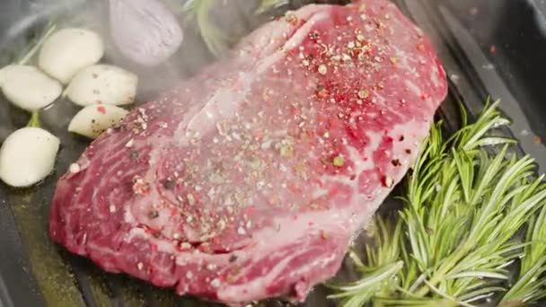 Ribeye Steak Avec Des Herbes Ail Sont Grillés Sur Poêle — Video