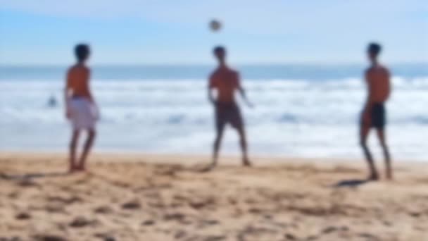 Vakantie Het Strand Wazige Silhouetten Van Jongeren Die Volleybal Spelen — Stockvideo