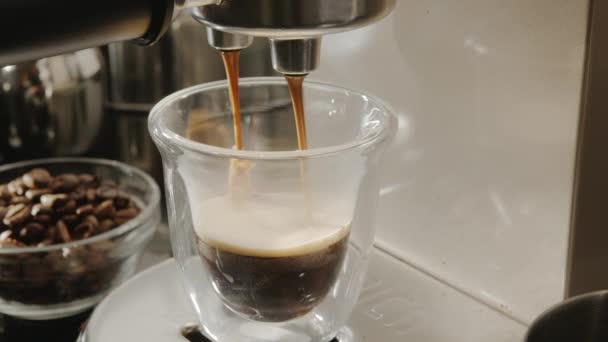 Automatische Koffiezetapparaat Koffie Gieten Koffiekop Close — Stockvideo