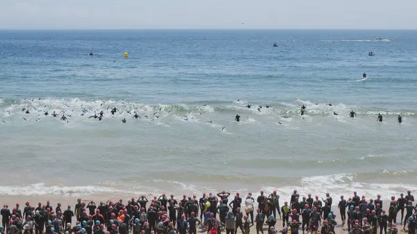 葡萄牙 Oeiras Lisbon 2024 短跑三项个人国家锦标赛 自行车和跑步 海洋游泳舞台 图库图片