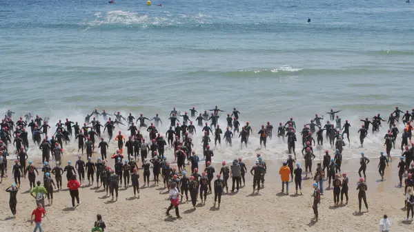 葡萄牙 Oeiras Lisbon 2024 短跑三项个人国家锦标赛 自行车和跑步 海洋游泳舞台 图库照片