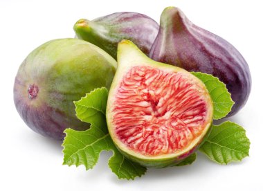 İncir meyveleri ve incir dilimleri beyaz arka planda izole edilmiş..