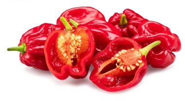 Kırmızı habanero biberleri ve beyaz arka planda habanero kesiti. 