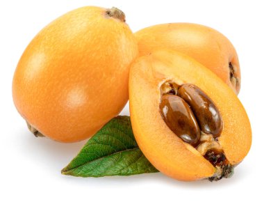 Beyaz arka planda yeşil yapraklı olgun loquats meyveleri.