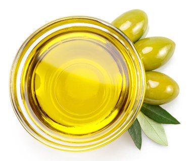 Beyaz arka planda izole edilmiş bir kase zeytinyağı ve zeytin meyvesi. Üst görünüm.