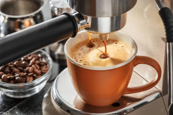 Automatisk Kaffemaskin Häll Kaffe Kaffekoppen Närbild Stockbild