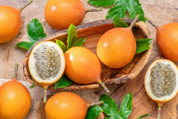 Granadillafrukter Med Blad Träbordet Ovanifrån Stockfoto