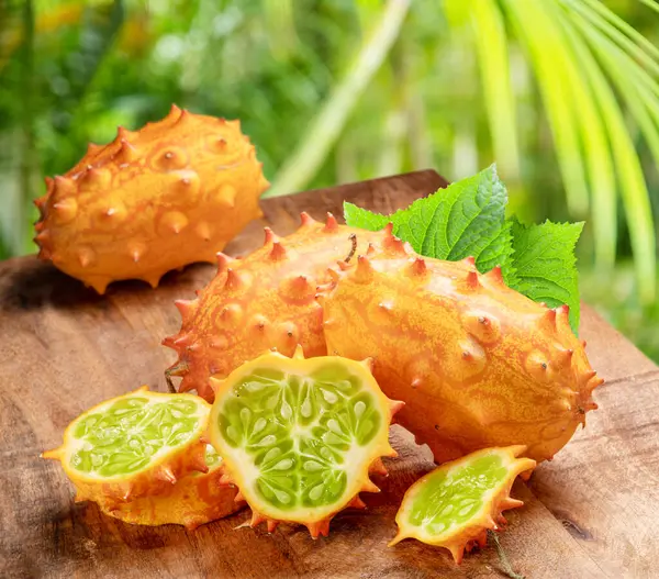 奇瓦诺水果与奇瓦诺片木制背景 模糊的热带自然背景 免版税图库照片
