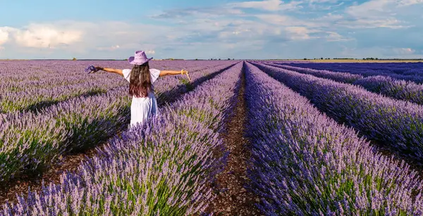 Ung Flicka Promenader Lavendelfältet Och Fantastisk Solnedgång Himlen Bakgrunden Brihuega Stockfoto