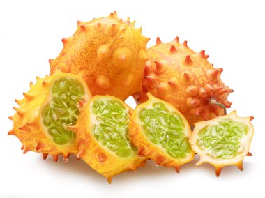 Beyaz arka planda izole edilmiş kiwano dilimli Kiwano meyvesi. 