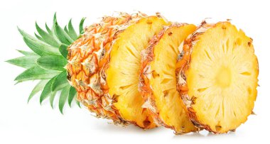 Beyaz arka planda izole edilmiş olgun ananas ve ananas dilimleri. Dosya kırpma yolu içeriyor.