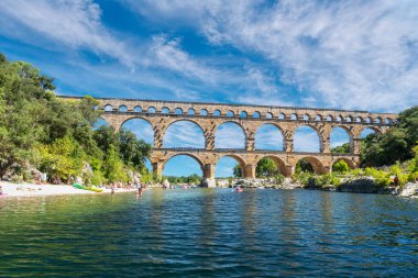 Pont du Gard, beş avroluk banknotta resmedilen antik bir Roma su kemeridir. 2022 yazı..