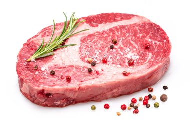 Biber soslu çiğ biftek ve beyaz arka planda izole edilmiş biberiye..