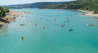 Güney Fransa 'da Sainte Croix Gölü' nde tekne ve kano gezisi. Temmuz 2016