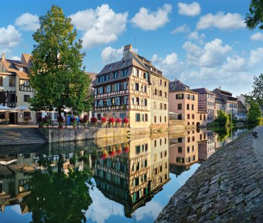 Le Petite France, eski Strasbourg 'un en pitoresk bölgesi. Hasta kanalların sularında yansıması olan yarı keresteli evler..