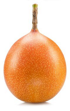 Beyaz arka planda izole Granadilla veya passiflora meyvesi.