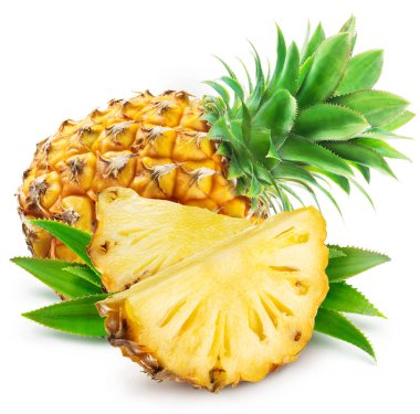 Beyaz arka planda ananas ve ananas dilimleri. Dosya kırpma yolu içeriyor.