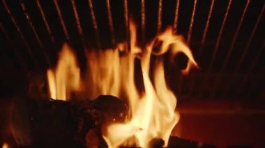 Şöminede yanan şenlik ateşi. Yangın arkaplanı döngüleniyor