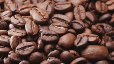 Dönen kahve çekirdeğinin makro yavaş çekim videosu