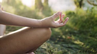 Kadın rahatlatıcı ve meditasyon yapan bir yoga pozisyonunda ya da Asana 'da oturuyor..