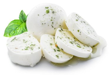 Beyaz arka planda mozarella dilimleri ve otlarla kaplı bufalo mozzarellası. Geleneksel Akdeniz yemekleri.