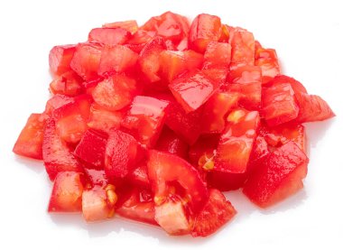 Beyaz arka planda soyulmuş ve doğranmış taze domatesler. Makro çekim.