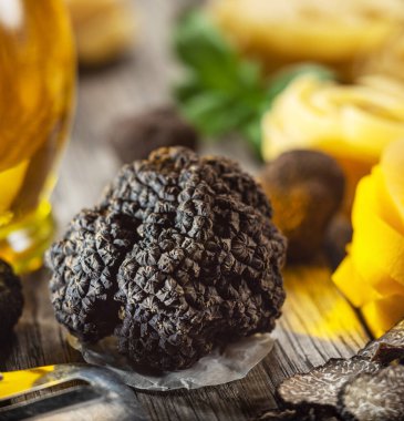 Beyaz arka planda izole edilmiş mantar ve mantar dilimleri. Yakın plan..