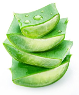 Aloe vera yaprağının taze kesimleri piramide yerleştirilir, makro çekim beyaz arkaplanda izole edilir.