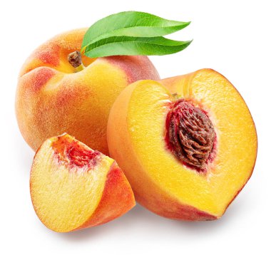 Beyaz arka planda izole edilmiş sulu şeftali dilimli olgun kırmızı şeftali. Dosya kırpma yolu içeriyor.