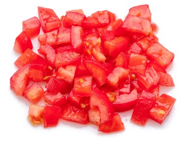 Beyaz arka planda soyulmuş ve doğranmış taze domatesler. Makro çekim.