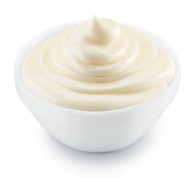 Beyaz arka planda beyaz bir kasede ev yapımı mayonez. Dosya kırpma yolu içeriyor.