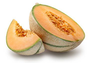Kavun ve kavun dilimi beyaz arka planda izole edilmiş. Dosya kırpma yolu içeriyor.