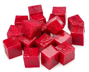 Beyaz arkaplanda saf kırmızı pancar küpleri izole. 