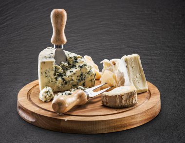 Gri grafit masadaki yumuşak peynirli peynir tahtası yakın plan..