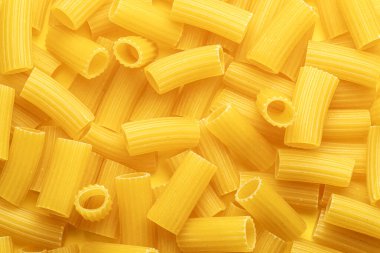 İtalyan kuru makarna rigatonisi. Yakın plan. Gıda arkaplanı.